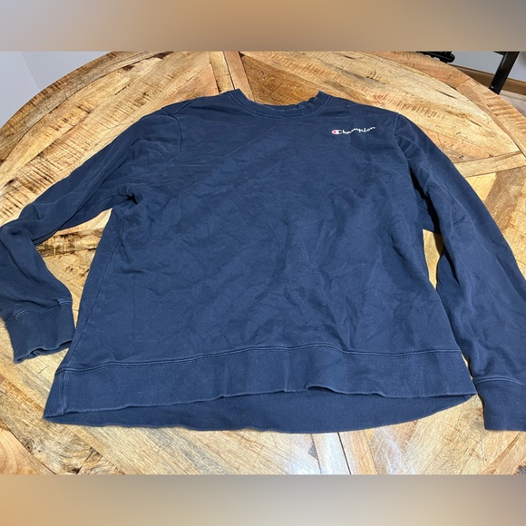💚 3 for $15 Navy blue champion sweatshirt - Picture 1 of 2